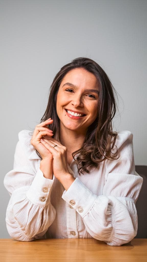 Dra. Ana Kleyce Correia Rocha, médica nefrologista, sorrindo em seu consultório em São Paulo